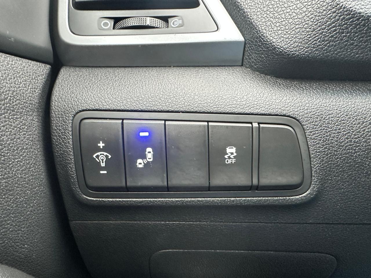 2017 Hyundai Tucson SE 2.0L FWD Heated-Leather PanoRoof BackupCam XM Photo