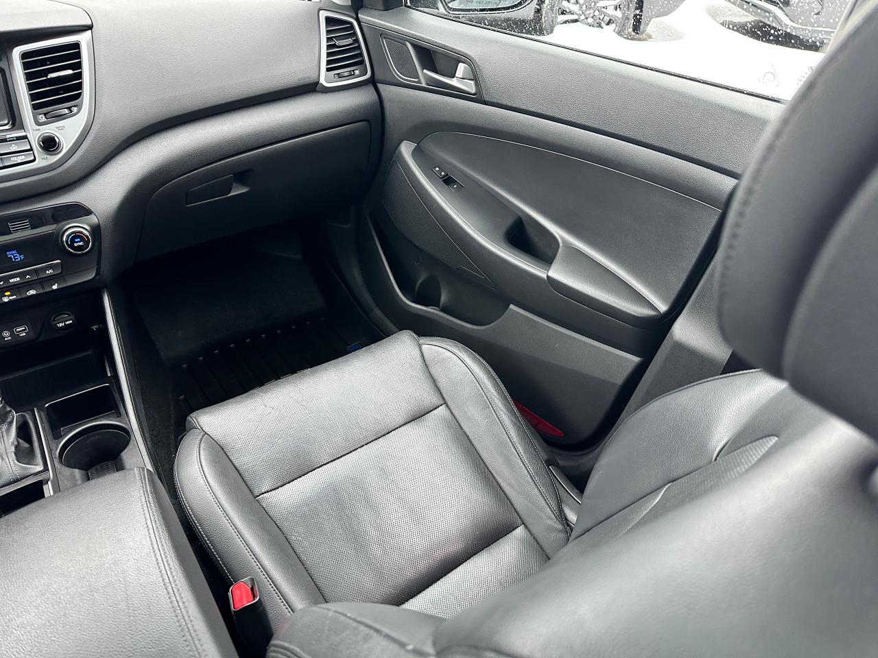 2017 Hyundai Tucson SE 2.0L FWD Heated-Leather PanoRoof BackupCam XM Photo