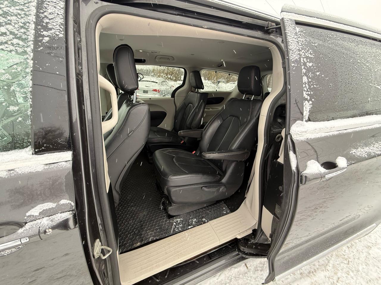 2018 Chrysler Pacifica Hybrid Touring-L Photo