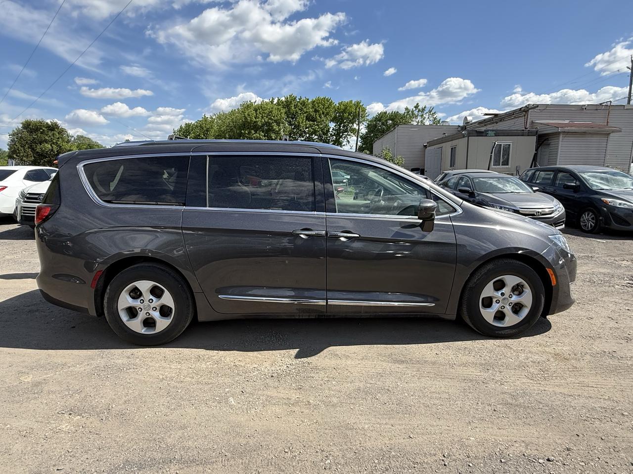2018 Chrysler Pacifica Hybrid Touring-L Photo