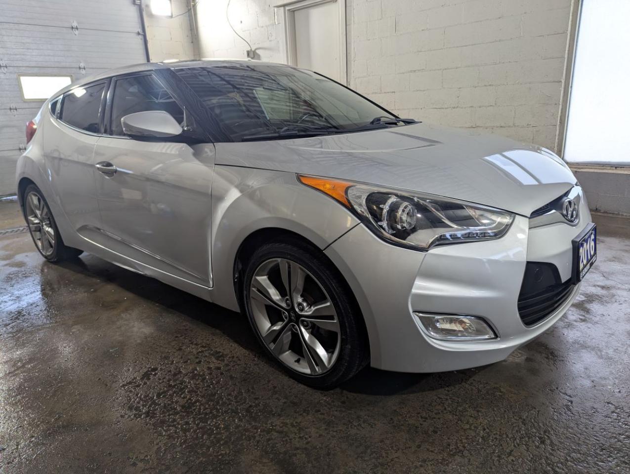 2016 Hyundai Veloster Tech  SUNROOF/LEATHER!! Photo