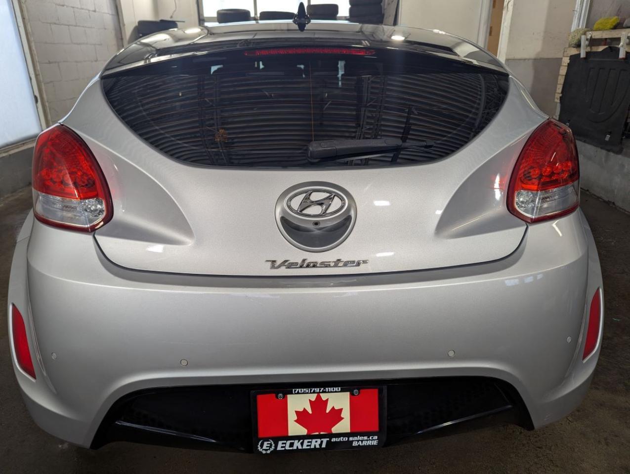 2016 Hyundai Veloster Tech  SUNROOF/LEATHER!! Photo