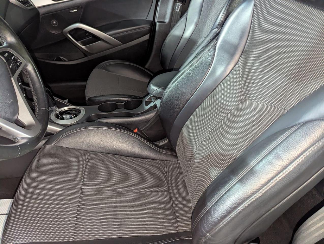 2016 Hyundai Veloster Tech  SUNROOF/LEATHER!! Photo