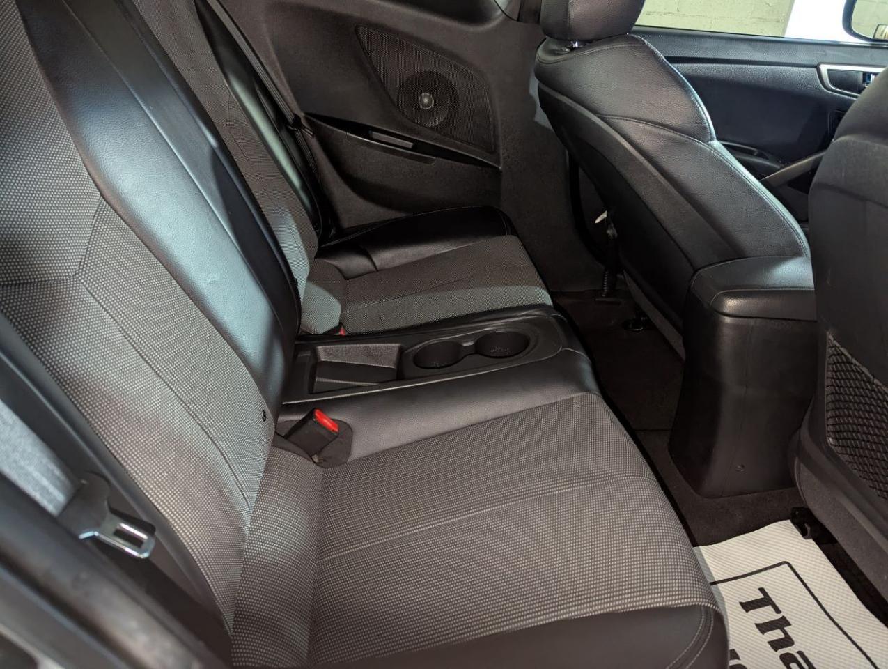 2016 Hyundai Veloster Tech  SUNROOF/LEATHER!! Photo