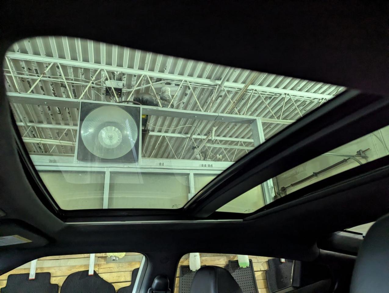 2016 Hyundai Veloster Tech  SUNROOF/LEATHER!! Photo