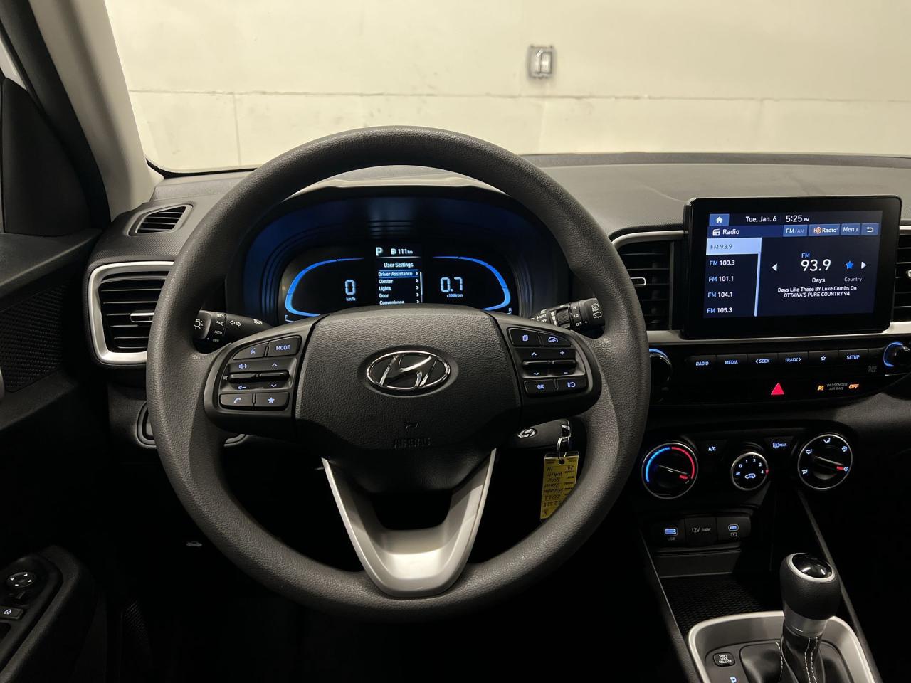 2023 Hyundai Venue HTD SEATS | CARPLAY | BLUETOOTH | LOW KMS!! Photo