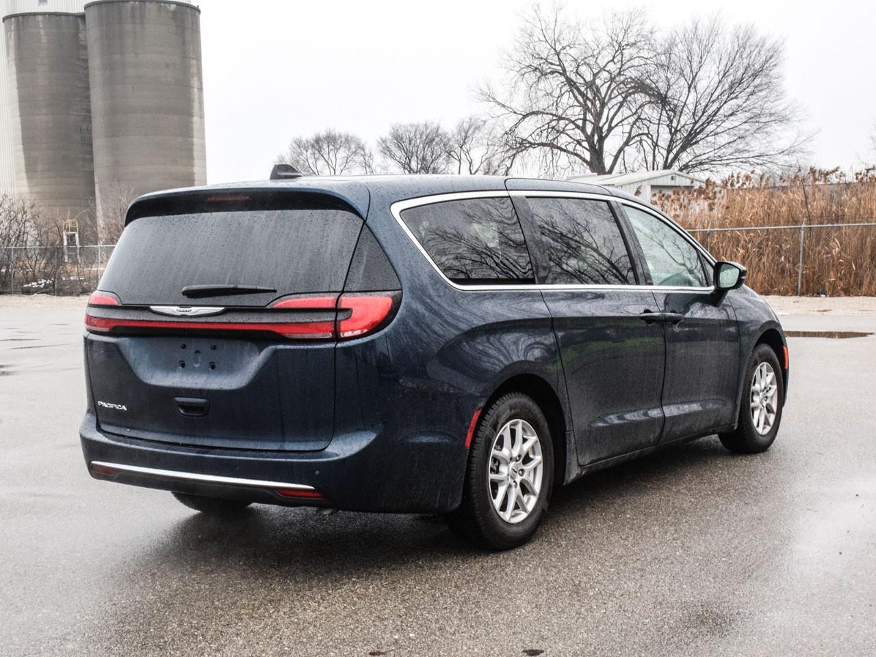 2024 Chrysler Pacifica TOURING-L FWD Photo3
