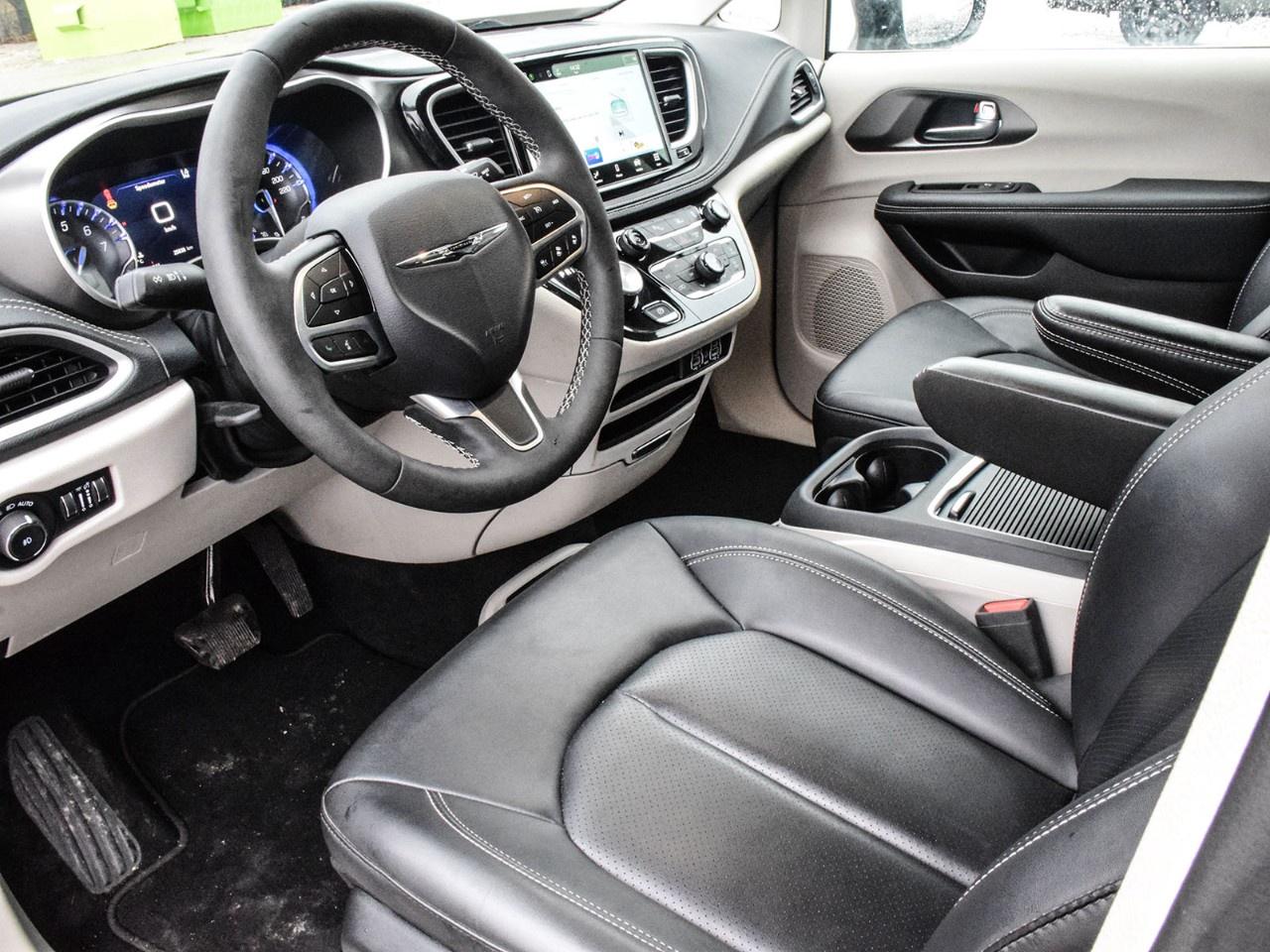 2024 Chrysler Pacifica TOURING-L FWD Photo