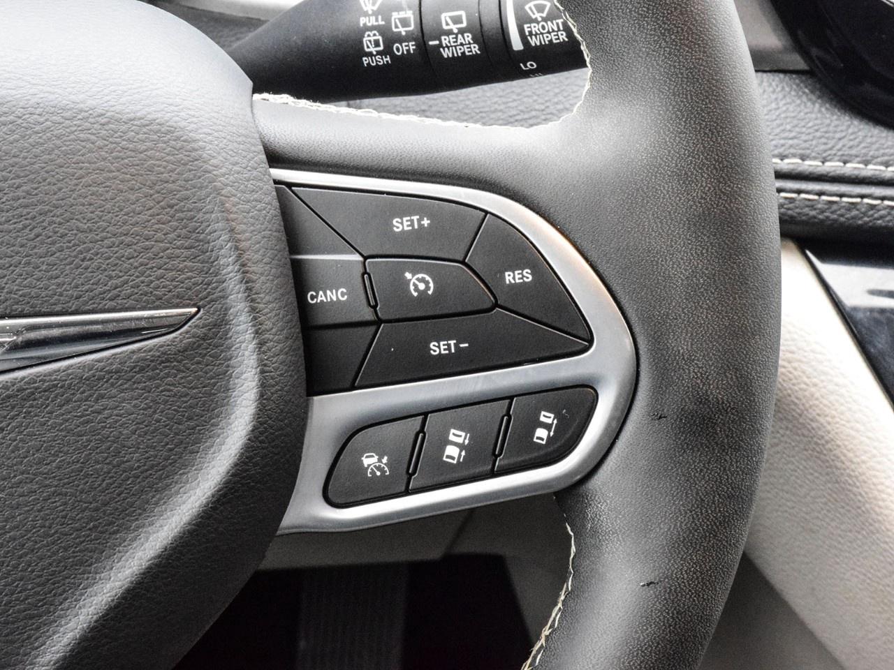 2024 Chrysler Pacifica TOURING-L FWD Photo