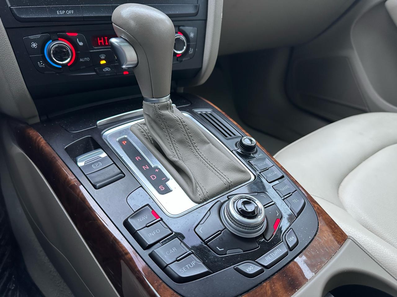 2010 Audi A4 4dr Wgn Auto quattro 2.0T Premium Photo