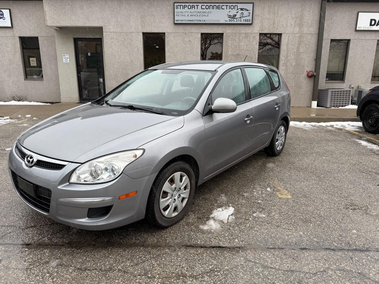 2011 Hyundai Elantra Touring 5 SPD. LOW MILEAGE! SERVICE RECORDS! CERTIFIED !