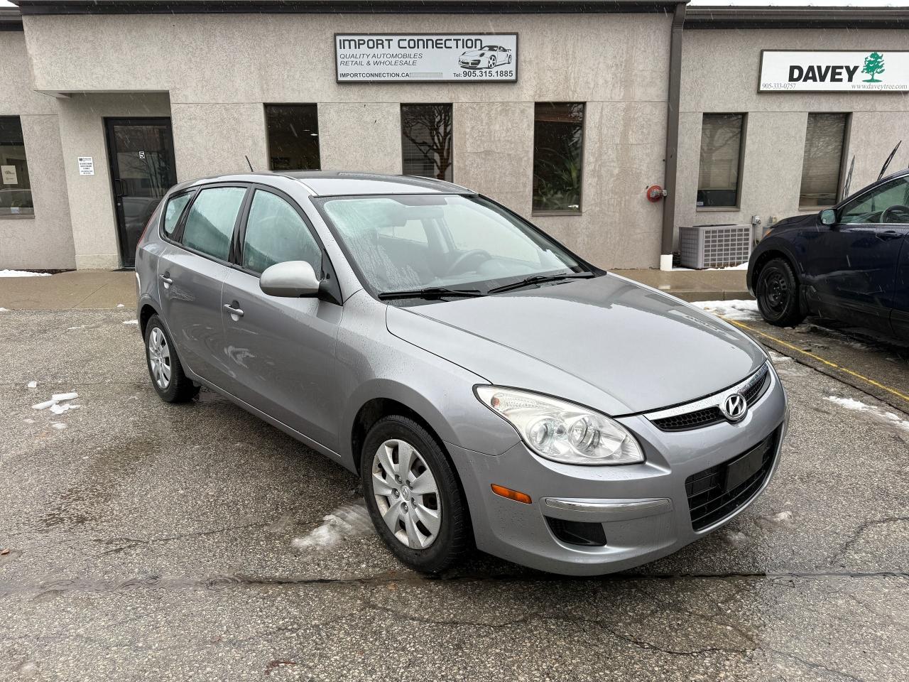 2011 Hyundai Elantra Touring 5 SPD. LOW MILEAGE! SERVICE RECORDS! CERTIFIED ! Photo