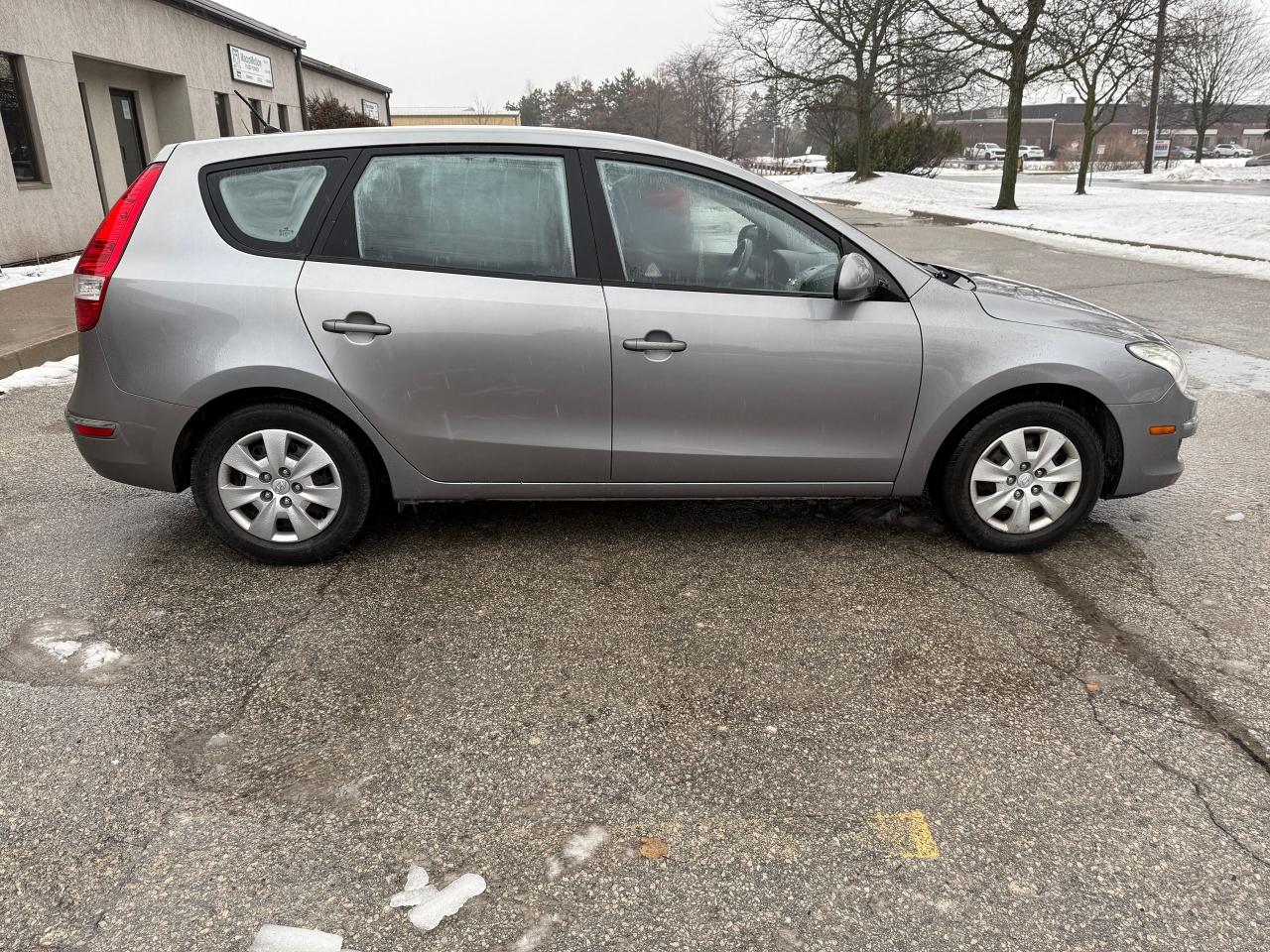 2011 Hyundai Elantra Touring 5 SPD. LOW MILEAGE! SERVICE RECORDS! CERTIFIED ! Photo
