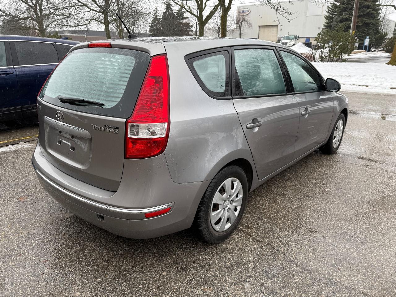 2011 Hyundai Elantra Touring 5 SPD. LOW MILEAGE! SERVICE RECORDS! CERTIFIED ! Photo4