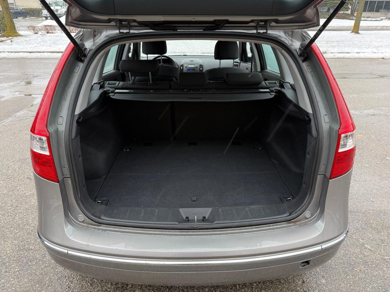 2011 Hyundai Elantra Touring 5 SPD. LOW MILEAGE! SERVICE RECORDS! CERTIFIED ! Photo