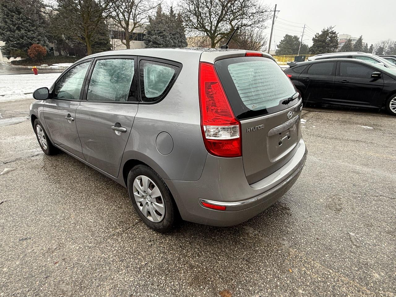2011 Hyundai Elantra Touring 5 SPD. LOW MILEAGE! SERVICE RECORDS! CERTIFIED ! Photo
