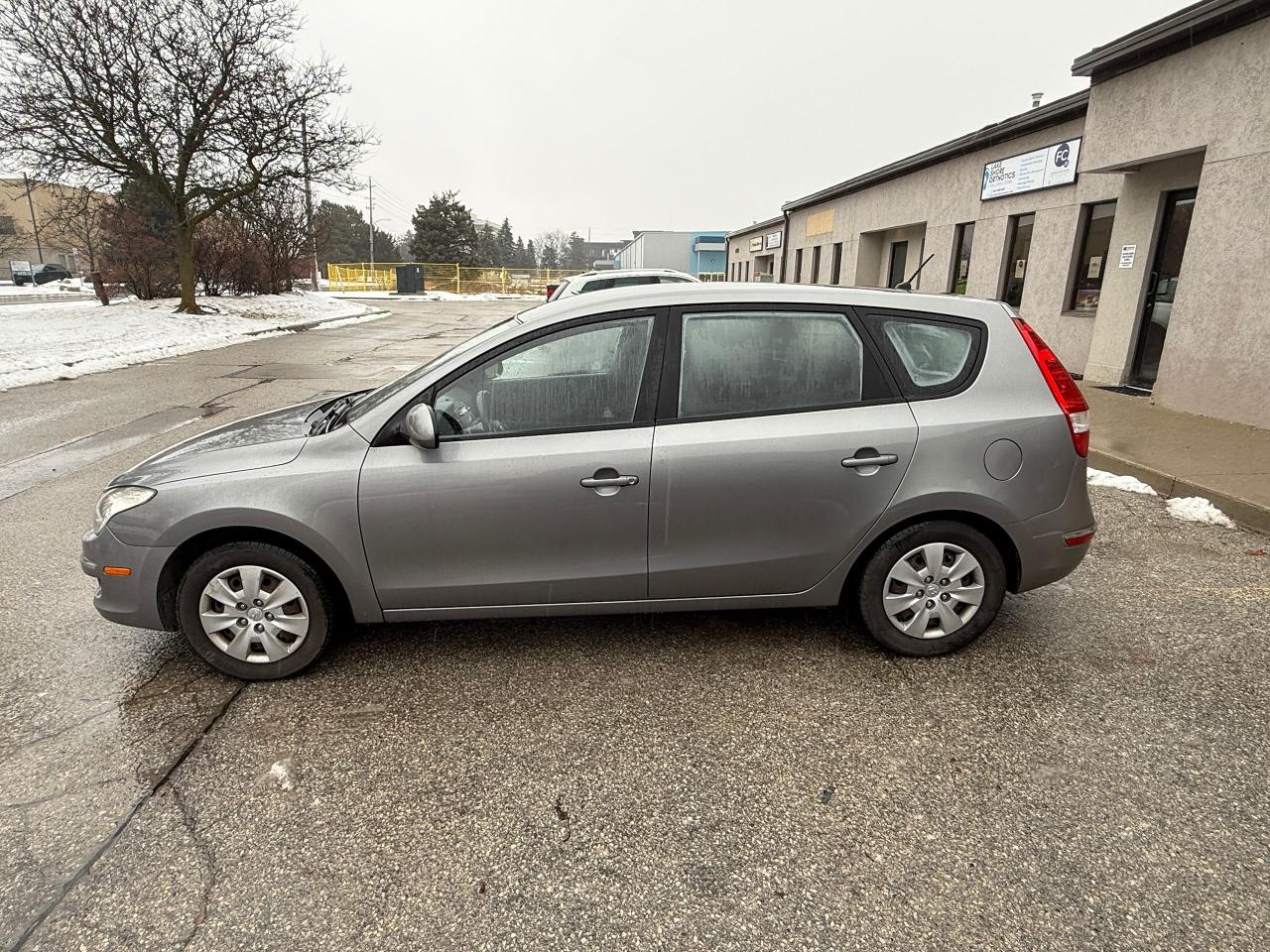 2011 Hyundai Elantra Touring 5 SPD. LOW MILEAGE! SERVICE RECORDS! CERTIFIED ! Photo