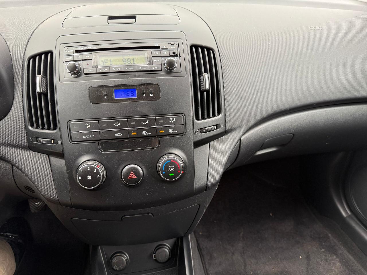 2011 Hyundai Elantra Touring 5 SPD. LOW MILEAGE! SERVICE RECORDS! CERTIFIED ! Photo