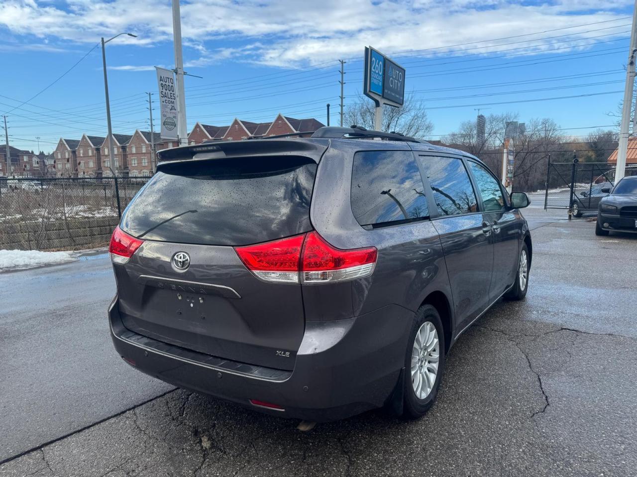 2014 Toyota Sienna XLE | CLEAN TITLE | Photo