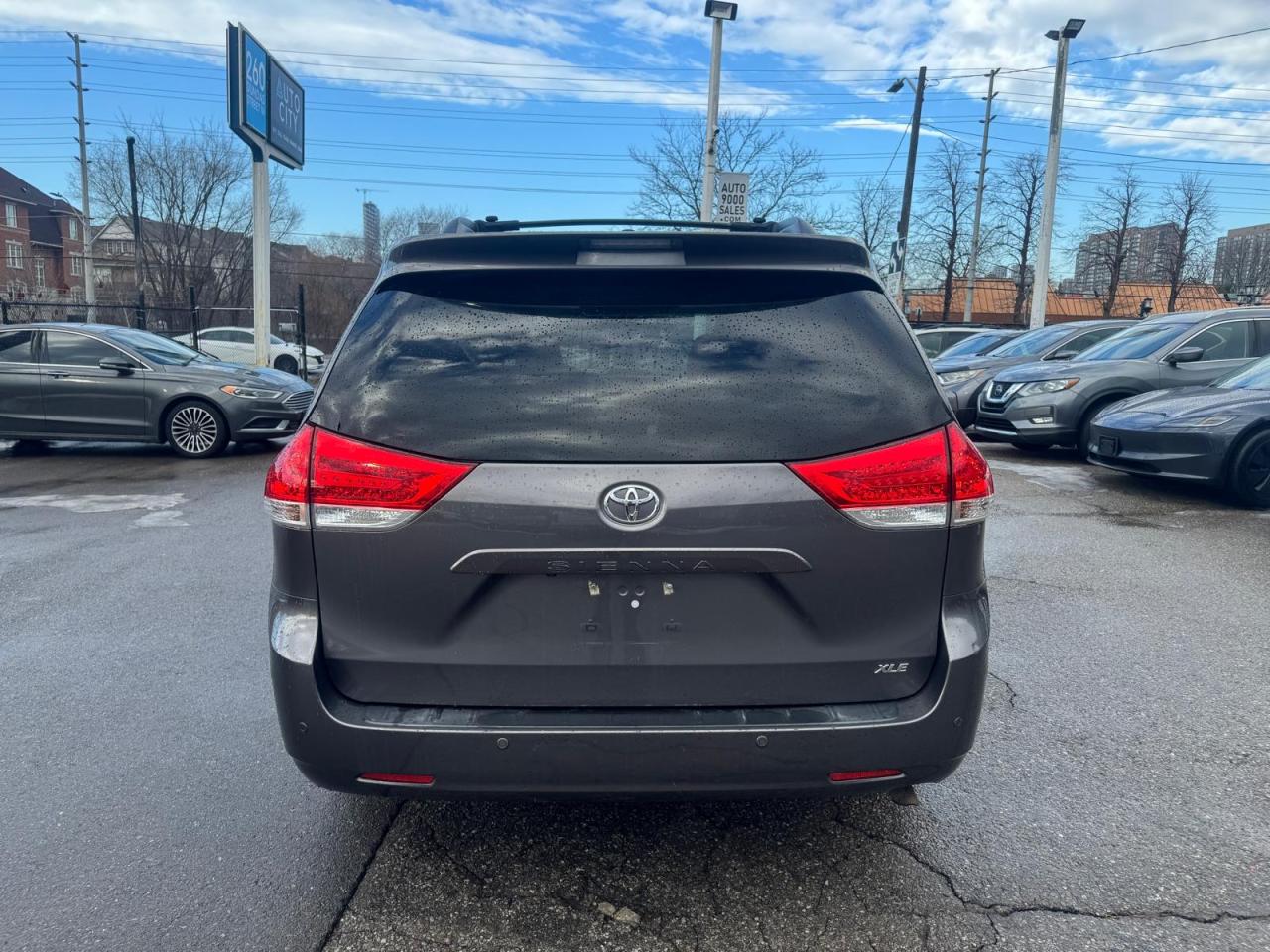 2014 Toyota Sienna XLE | CLEAN TITLE | Photo