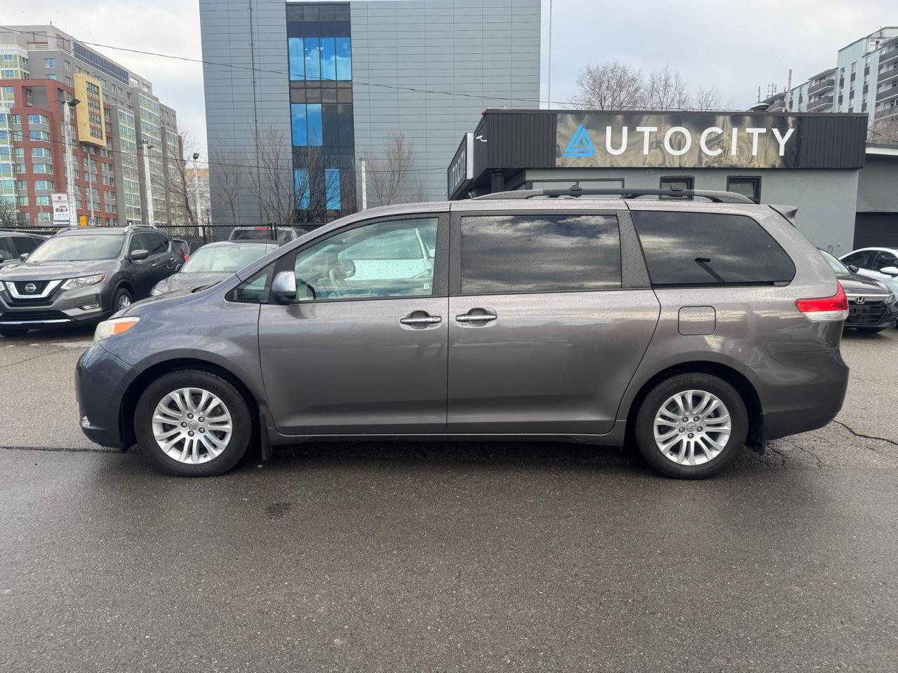 2014 Toyota Sienna XLE | CLEAN TITLE | Photo3
