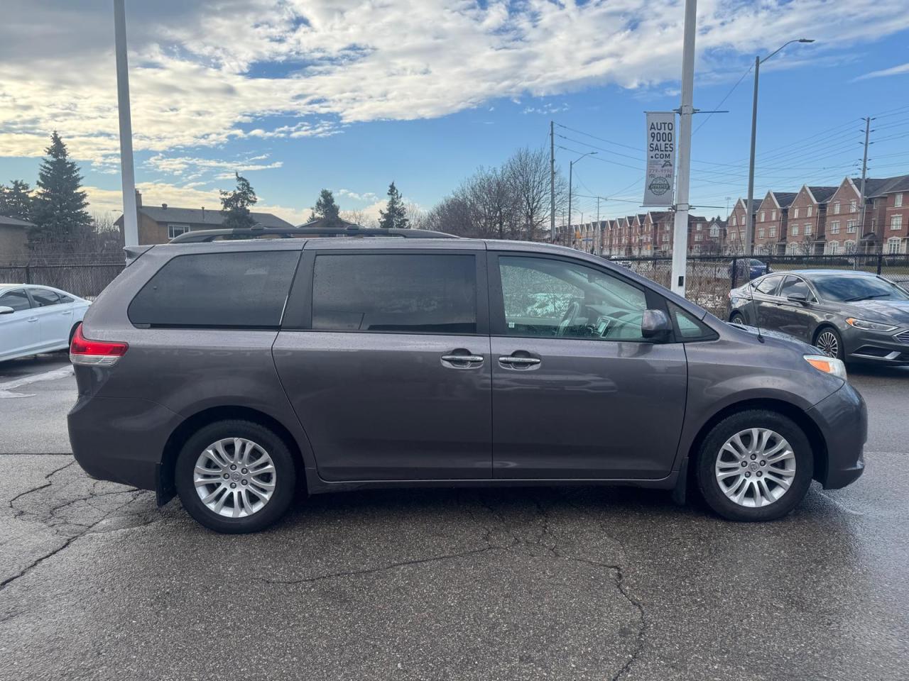 2014 Toyota Sienna XLE | CLEAN TITLE | Photo4