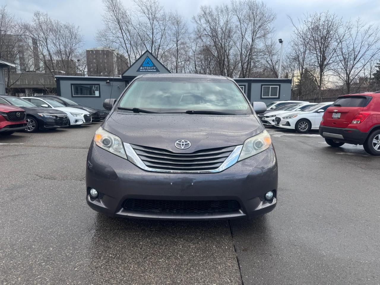 2014 Toyota Sienna XLE | CLEAN TITLE | Photo