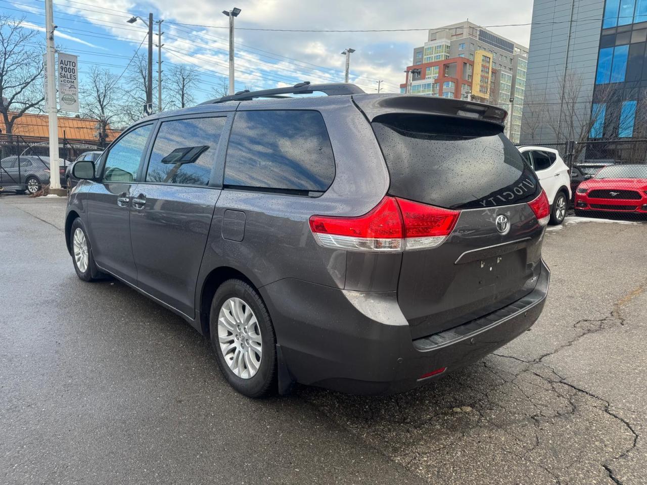 2014 Toyota Sienna XLE | CLEAN TITLE | Photo2