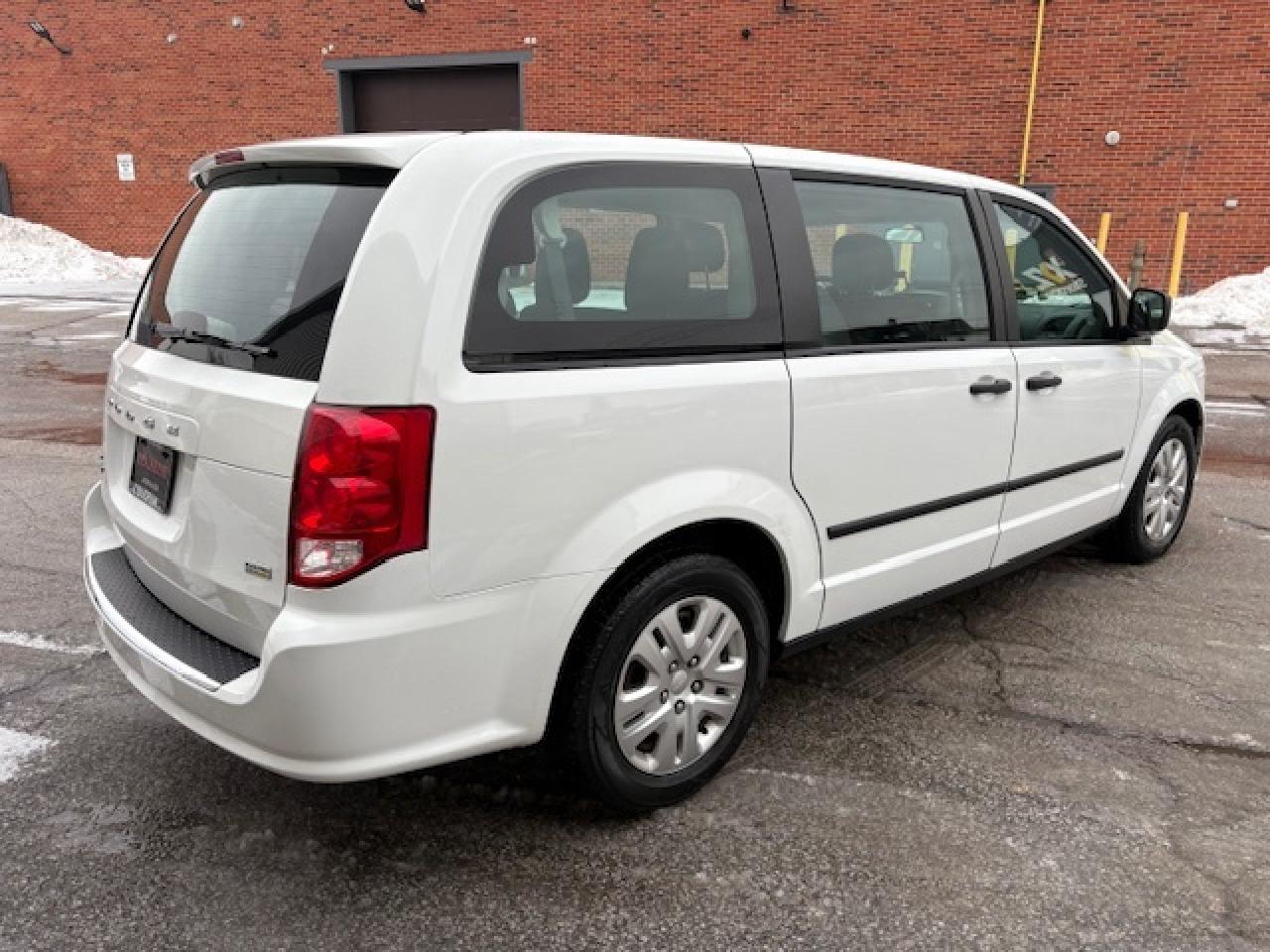 2016 Dodge Grand Caravan Canada Value Package **ONLY 94,000KM-1 OWNER** Photo4