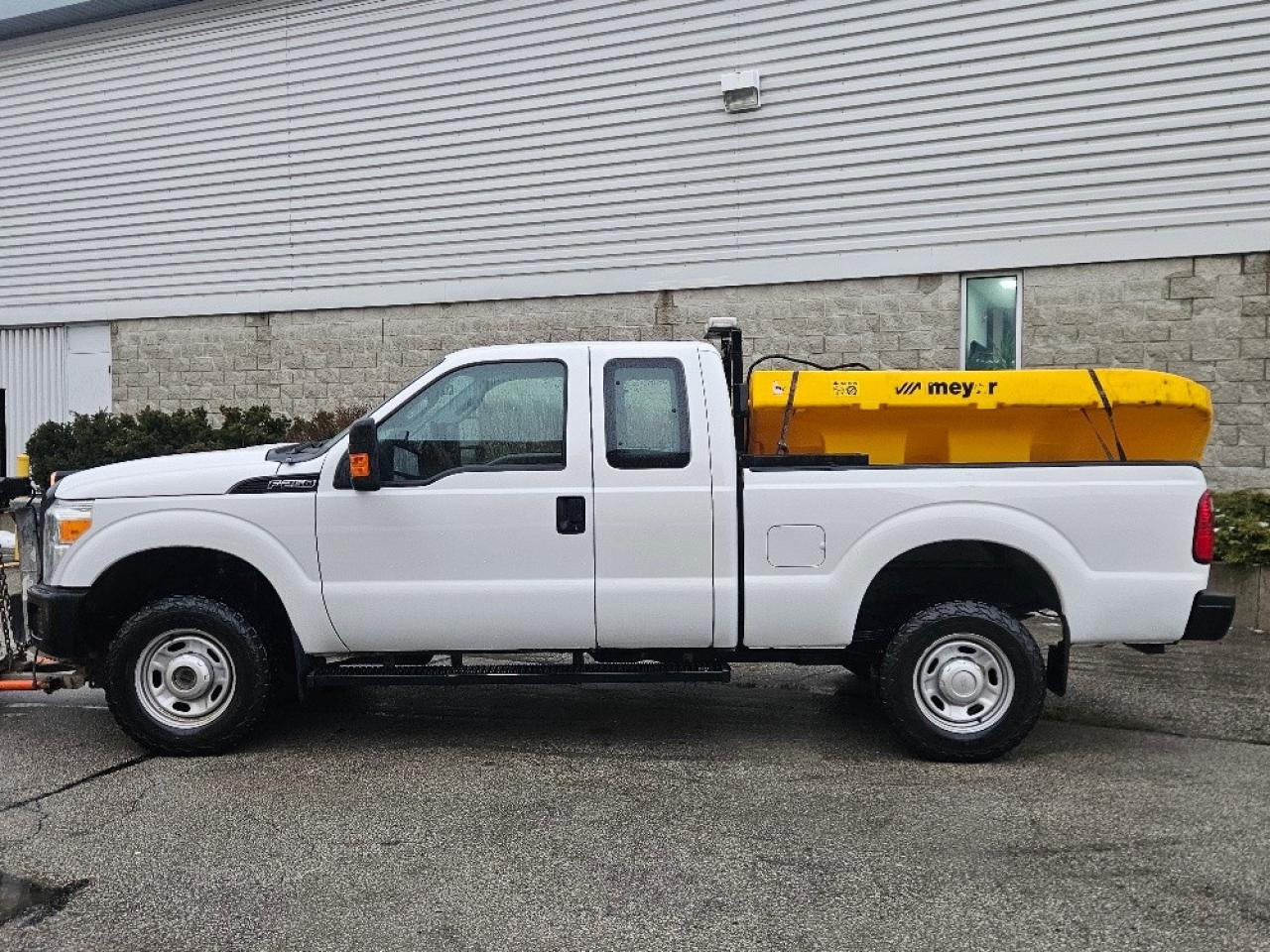 2016 Ford F-250 Super Duty SRW 4WD ARCTIC SNOW PLOW ONLY 80KM-SHORT BOX & SALTER Photo