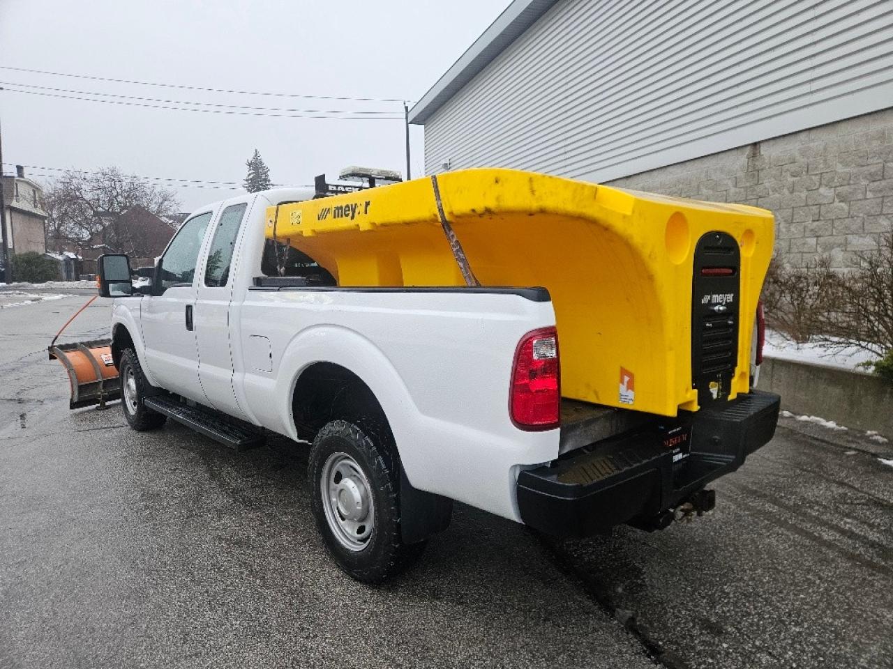 2016 Ford F-250 Super Duty SRW 4WD ARCTIC SNOW PLOW ONLY 80KM-SHORT BOX & SALTER Photo