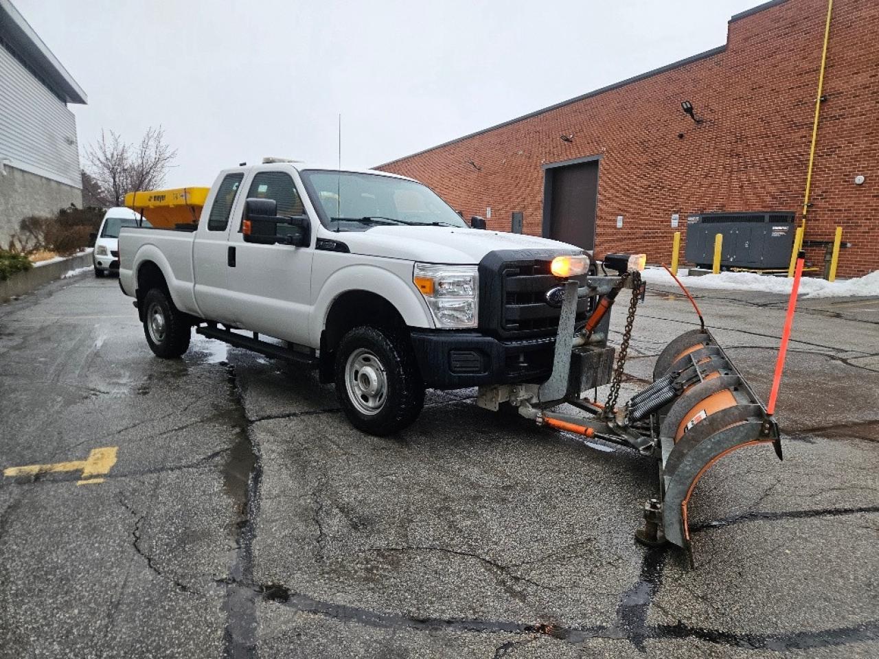 2016 Ford F-250 Super Duty SRW 4WD ARCTIC SNOW PLOW ONLY 80KM-SHORT BOX & SALTER Photo