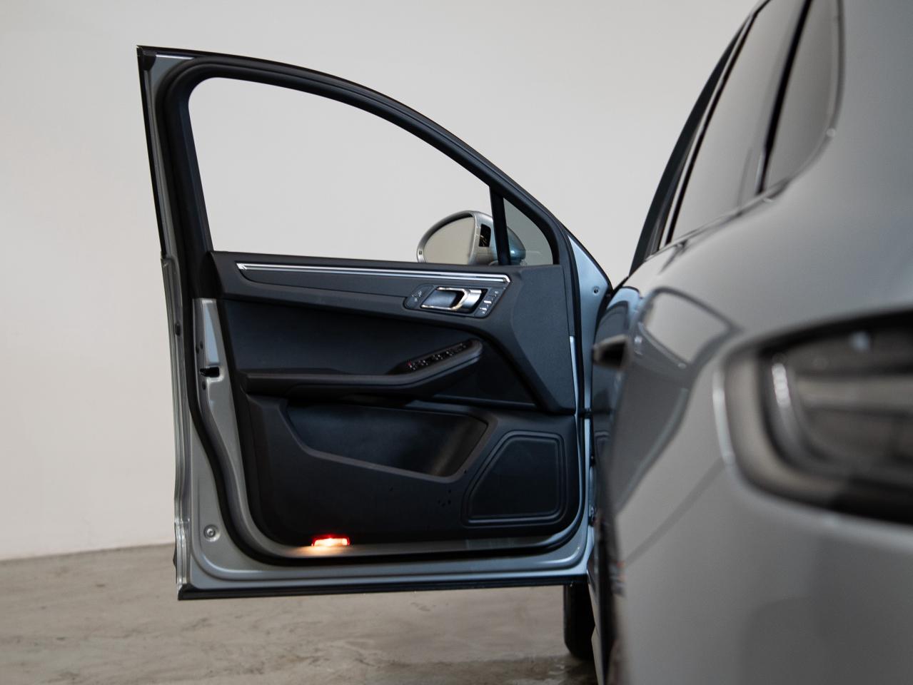 2023 Porsche Macan PREMIUM PLUS PKG | BOSE | 20 IN Photo