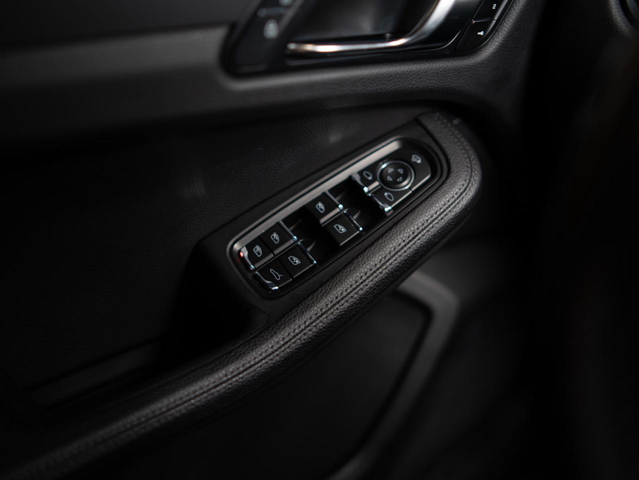 2023 Porsche Macan PREMIUM PLUS PKG | BOSE | 20 IN Photo