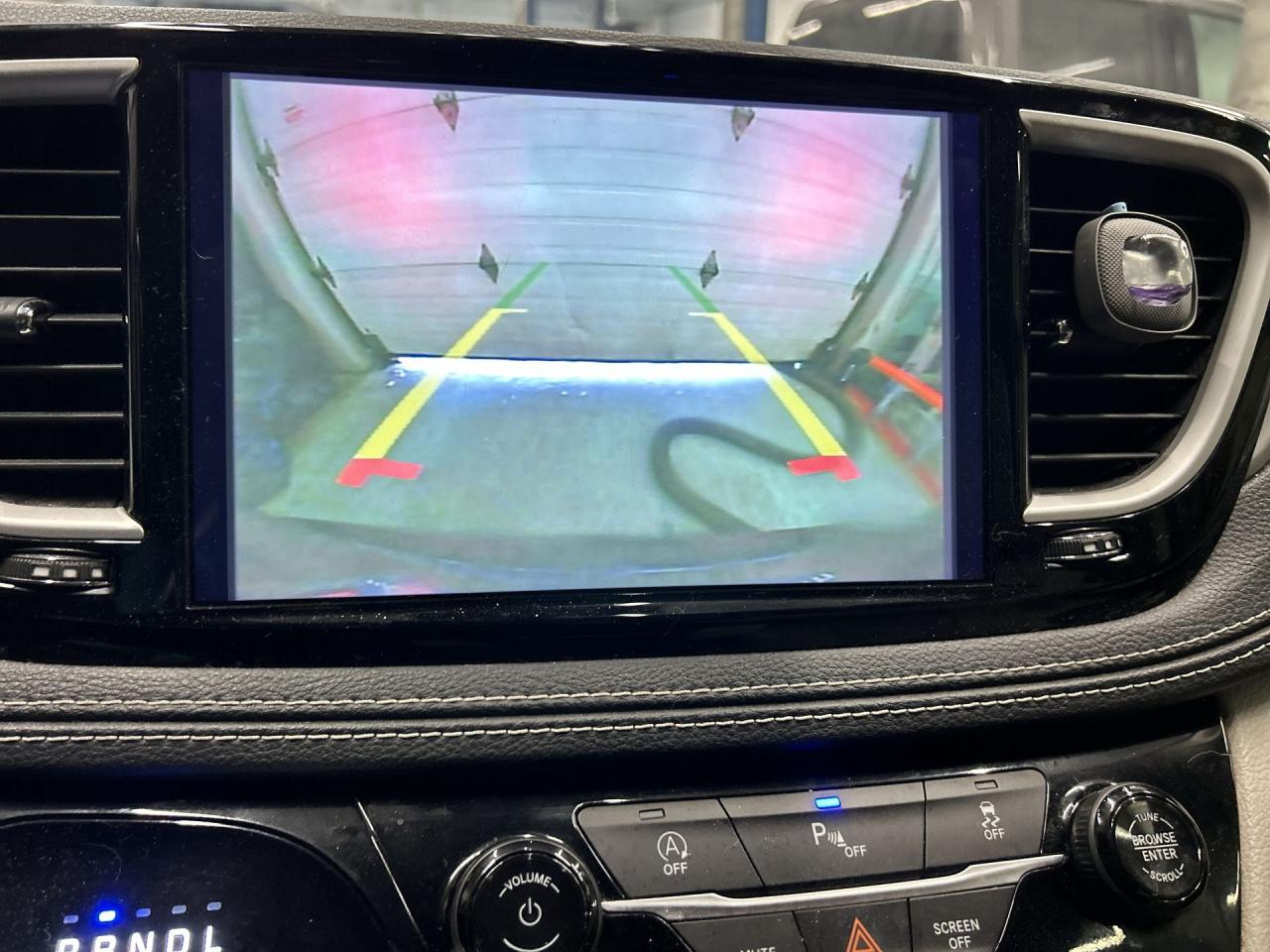 2021 Chrysler Pacifica TOURING L PLUS | 7-PASS | HTD LEATHER | CARPLAY Photo2