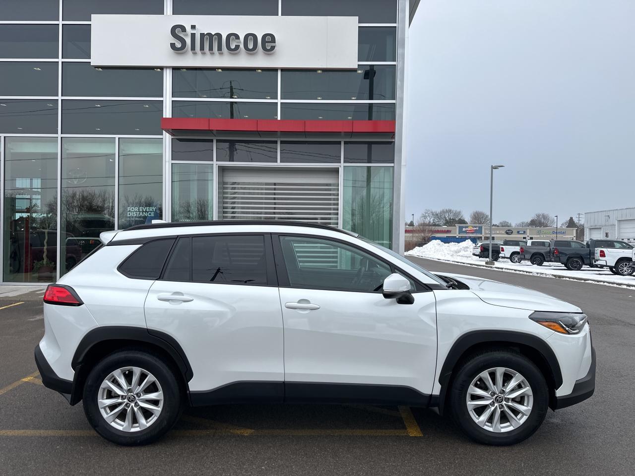 2022 Toyota Corolla Cross LE Photo3