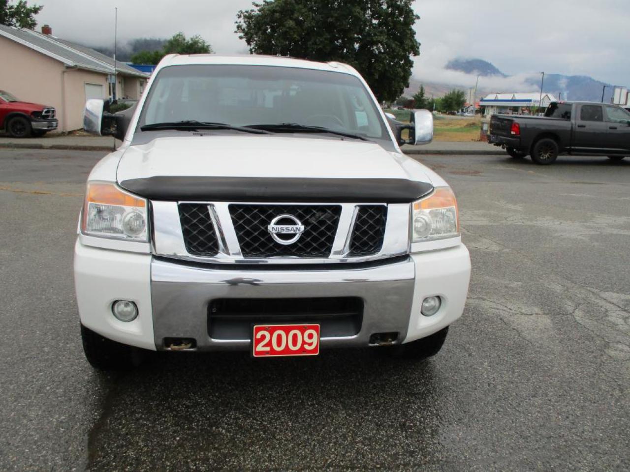 2009 Nissan Titan LE Crew Cab 4x4 - Photo #2