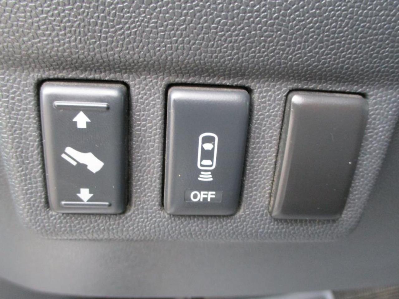 2009 Nissan Titan LE Crew Cab 4x4 - Photo #10