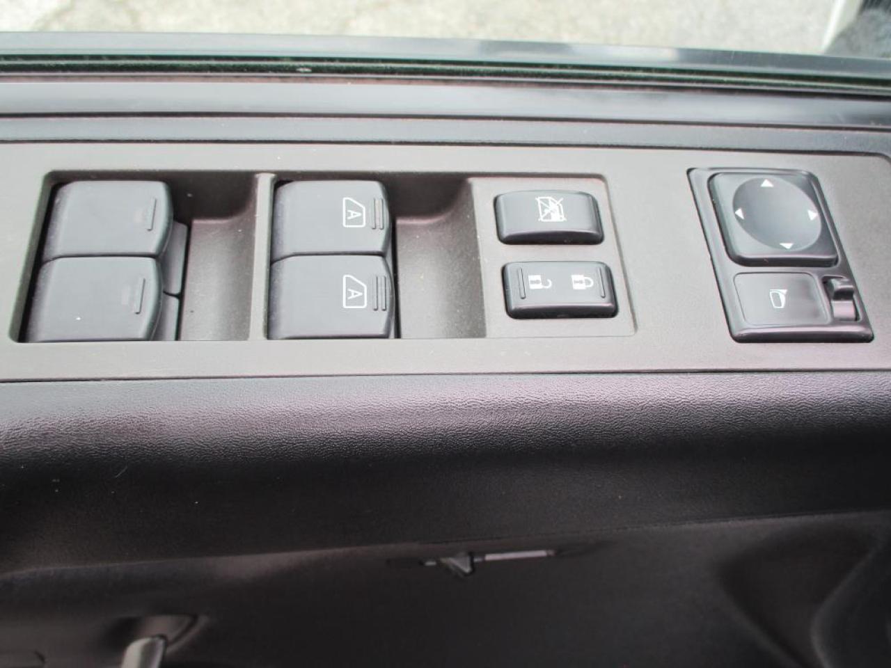 2009 Nissan Titan LE Crew Cab 4x4 - Photo #9