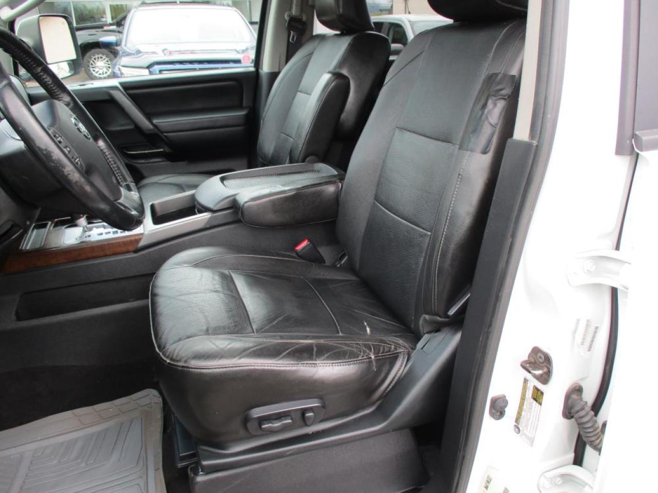 2009 Nissan Titan LE Crew Cab 4x4 - Photo #11