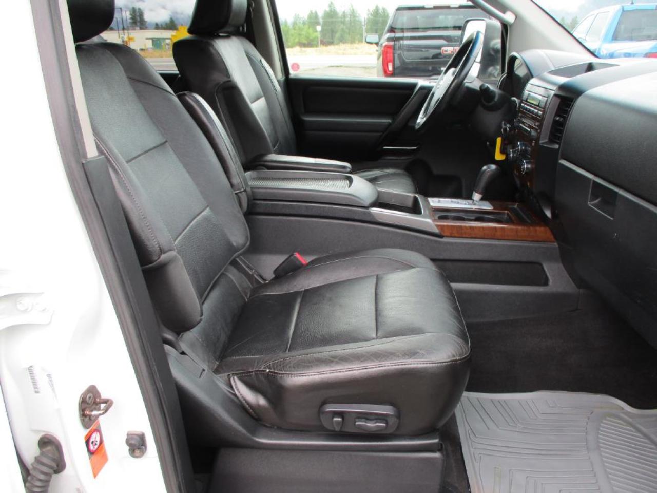 2009 Nissan Titan LE Crew Cab 4x4 - Photo #12