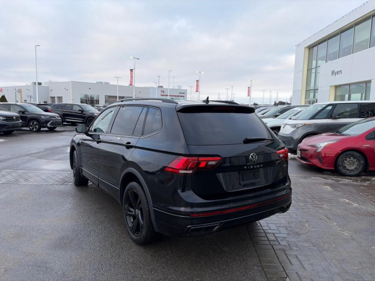 2023 Volkswagen Tiguan Comfortline R-Line Black Edition Photo2