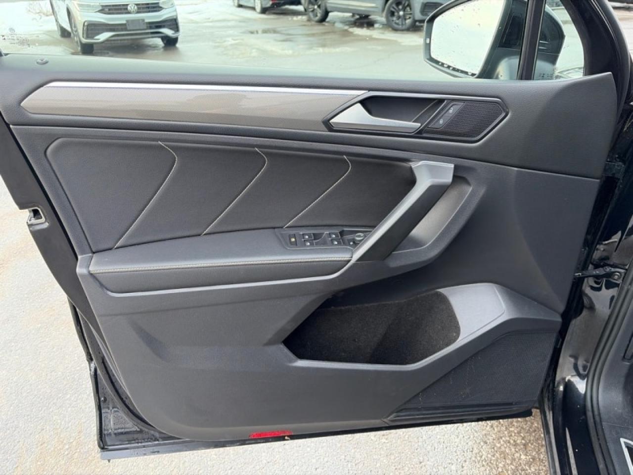 2023 Volkswagen Tiguan Comfortline R-Line Black Edition Photo