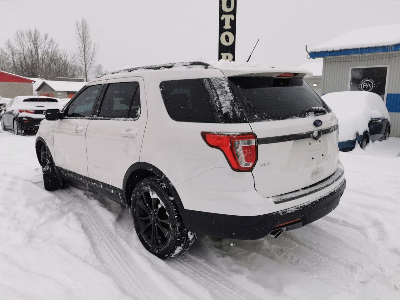 2018 Ford Explorer XLT 4WD Photo2