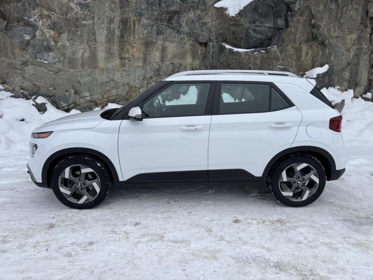 2021 Hyundai Venue Trend IVT Photo3