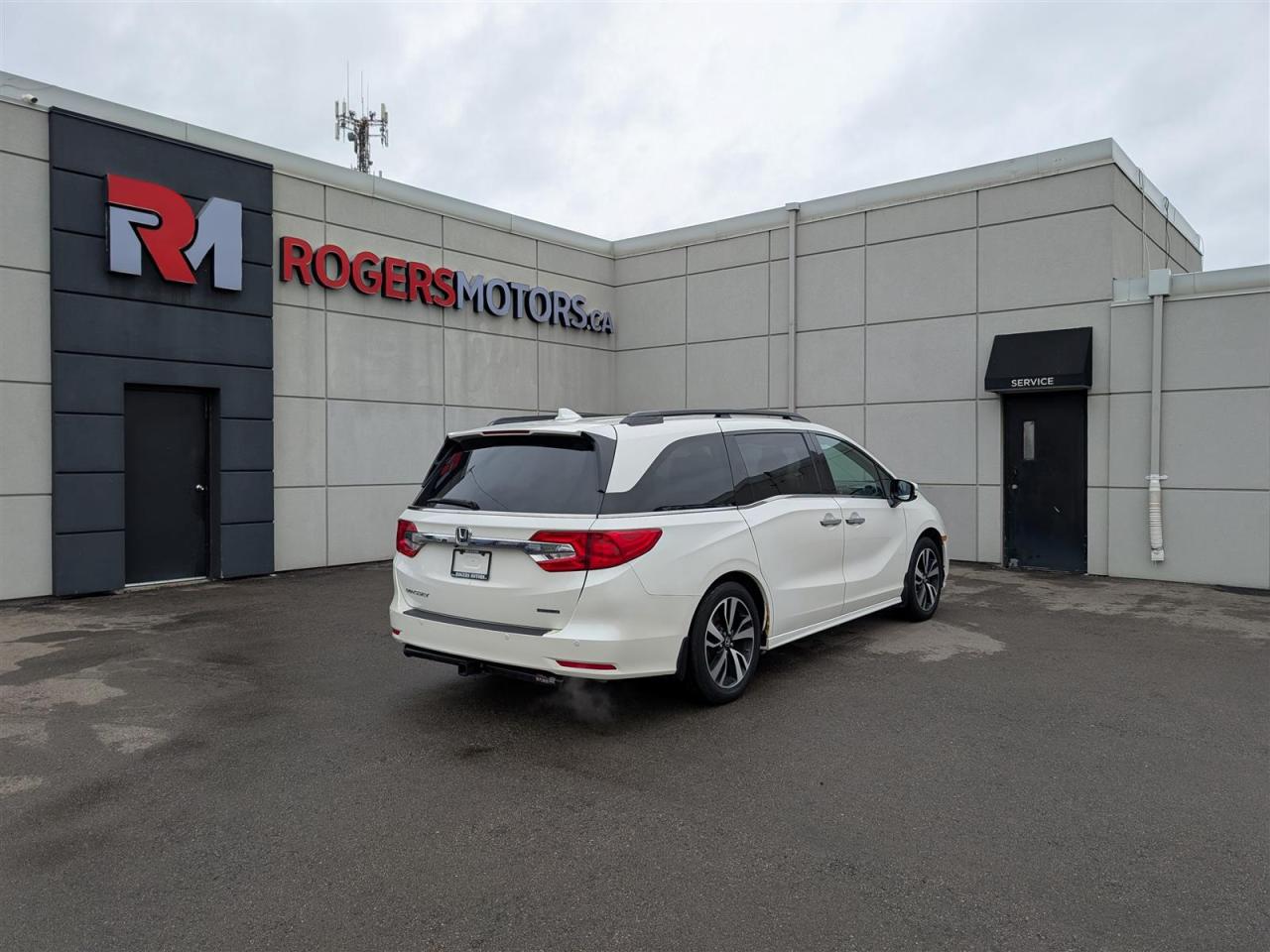 2018 Honda Odyssey TOURING - 8 PASS - SUNROOF - DVD - NAVI - LEATHER Photo