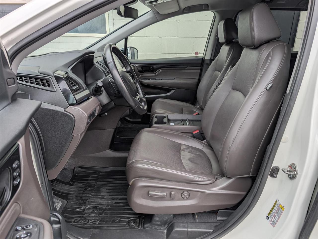 2018 Honda Odyssey TOURING - 8 PASS - SUNROOF - DVD - NAVI - LEATHER Photo