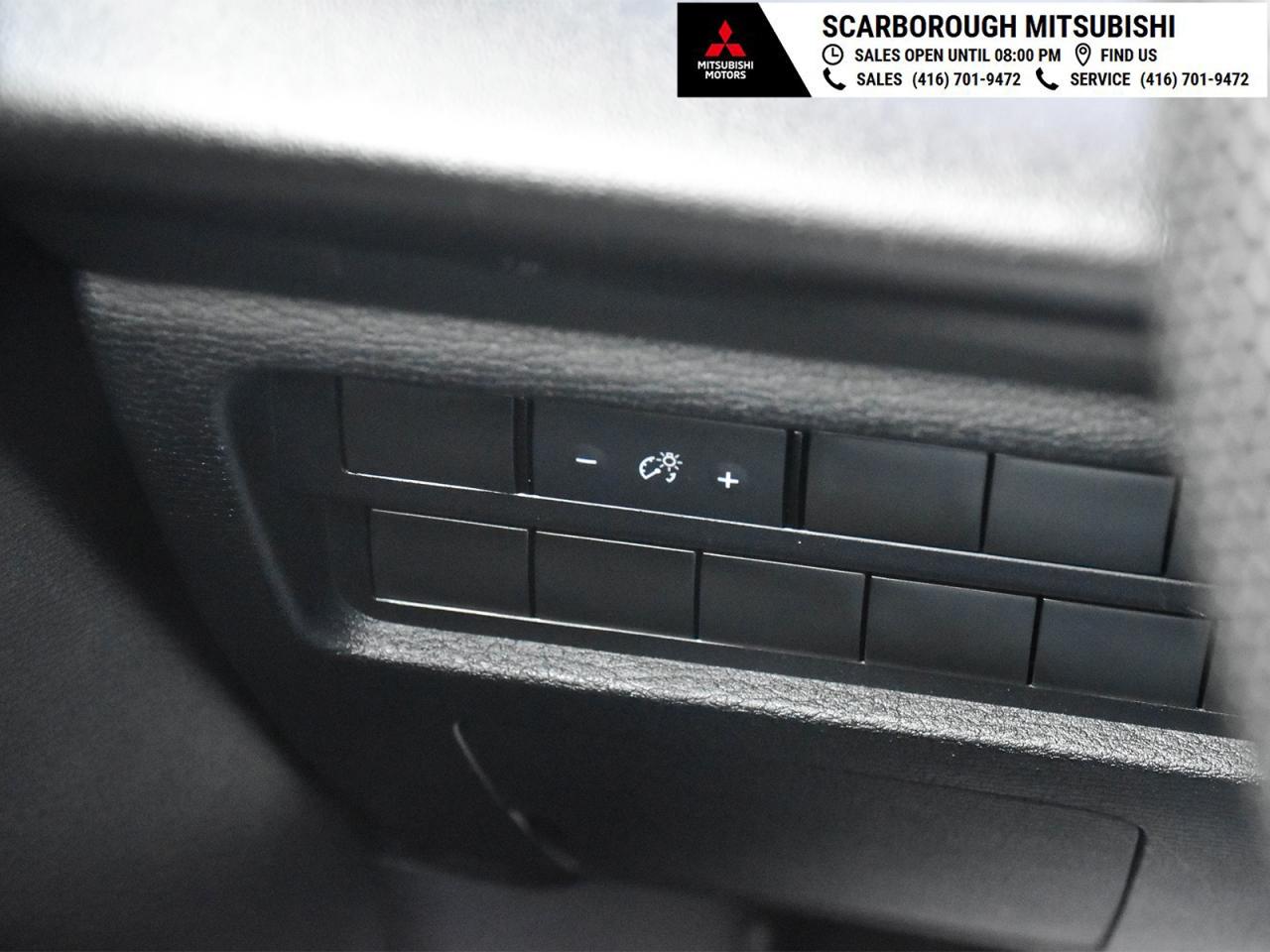 2024 Mitsubishi Outlander SE , heated front seats ,alloy rim ,rear camera . Photo