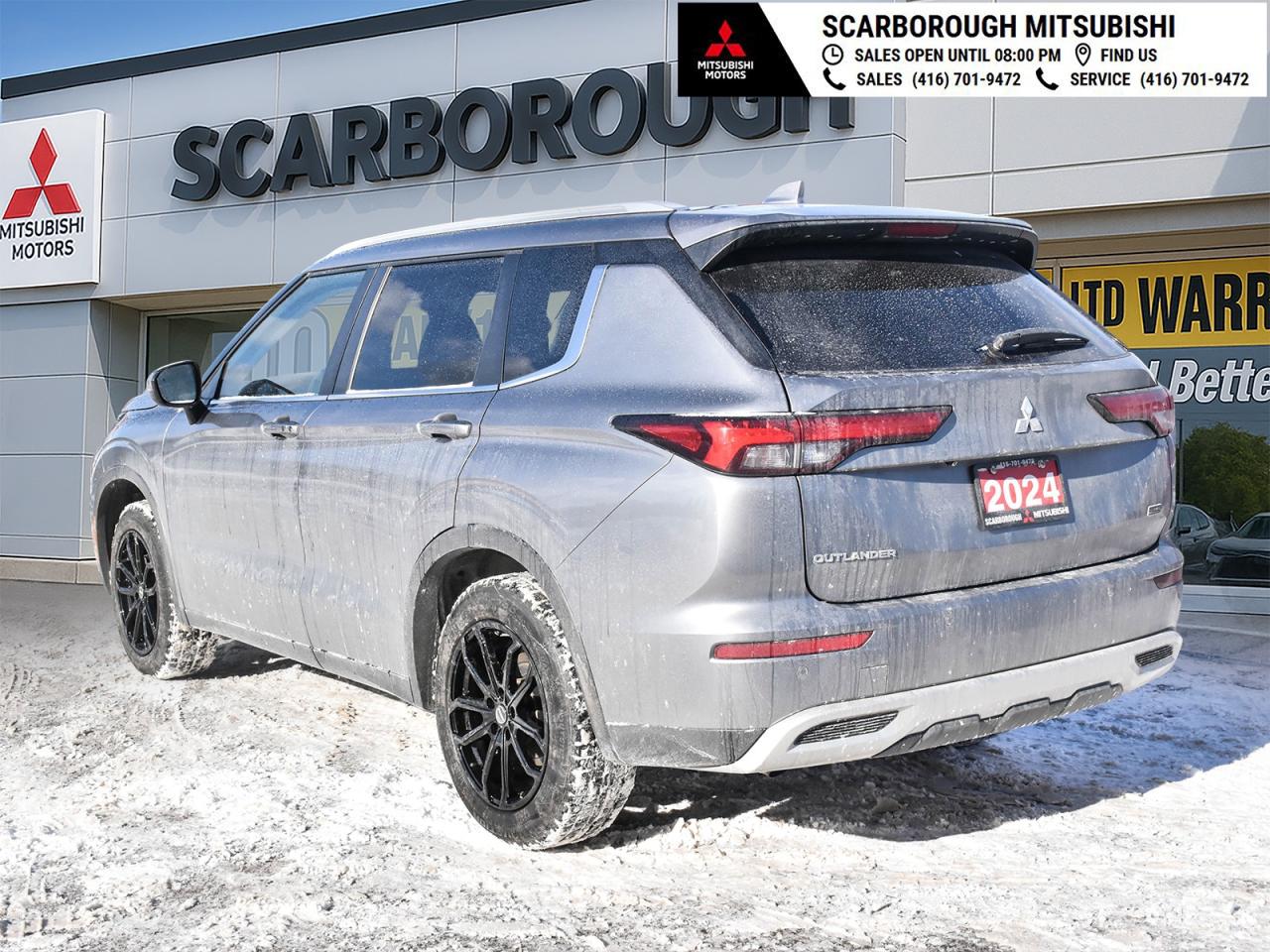 2024 Mitsubishi Outlander SE , heated front seats ,alloy rim ,rear camera . Photo