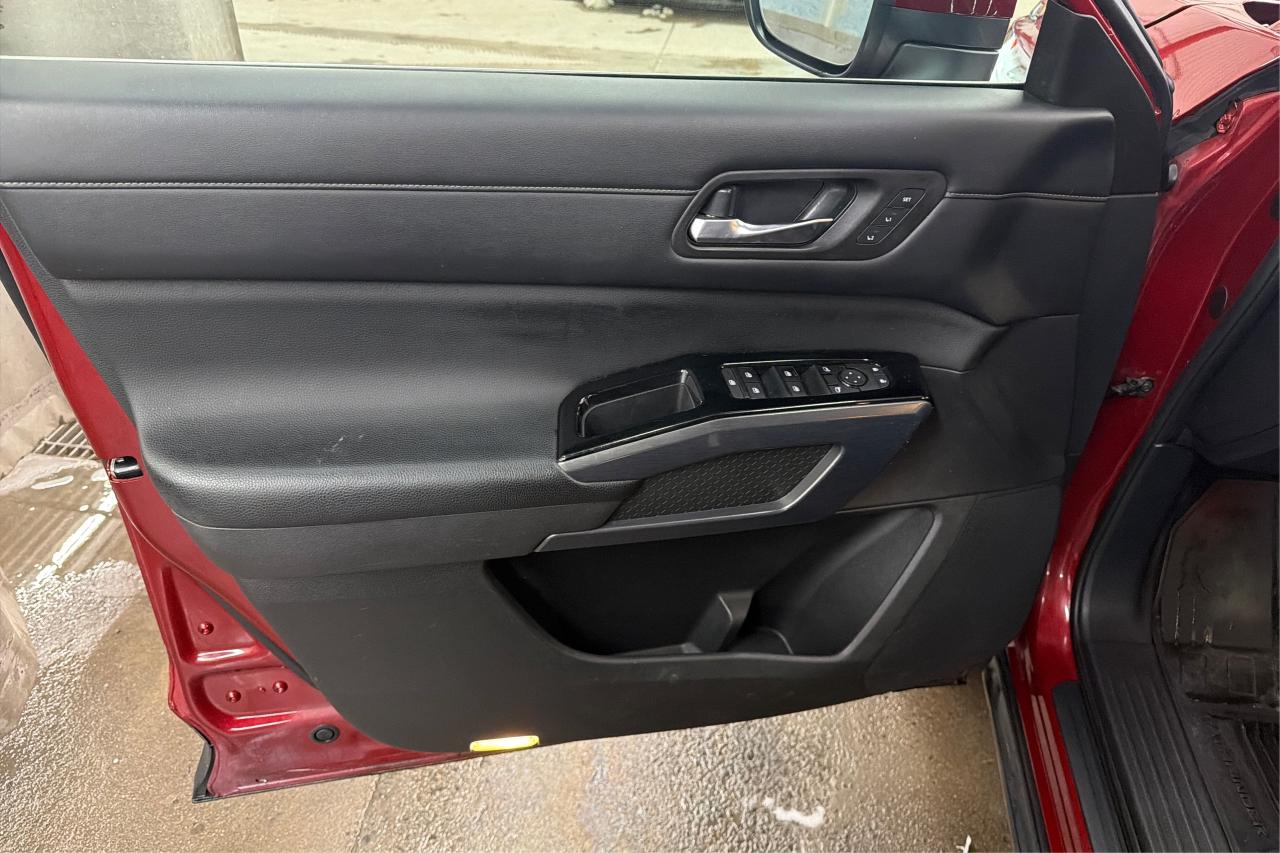 2022 Nissan Pathfinder SL Photo